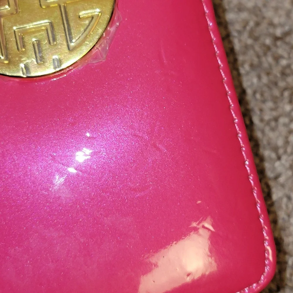 Hot Pink Patent Wallet Wristlet Zip Around Clutch Organizer Gold‎ Tone Medallion